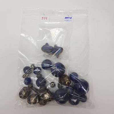 un tas de boutons dans un sac posé sur une table