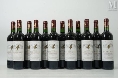 six bouteilles de vin sont alignées sur une table