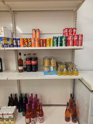 un réfrigérateur dont les étagères sont remplies de bouteilles