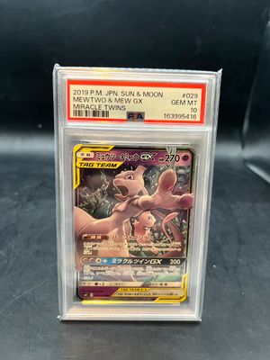 gros plan d'une carte pokemon sur une table