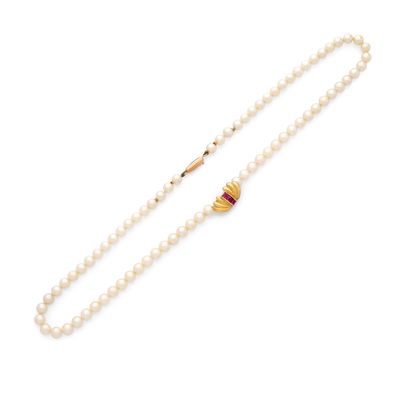 un collier de perles de culture avec un fermoir en or