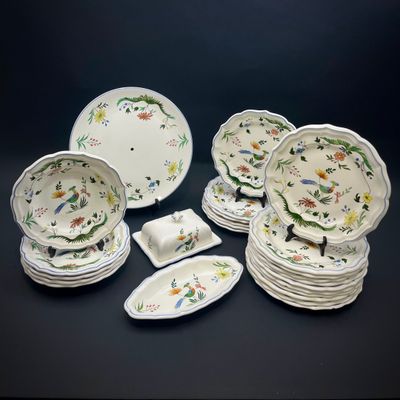 un grand nombre d'assiettes posées sur une table
