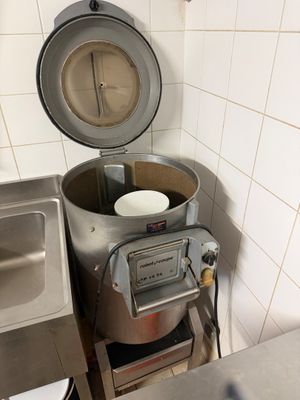 une photo d'une cuisine avec une grande casserole et un évier
