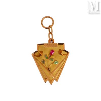 une photo d'un collier plaqué or orné d'une fleur