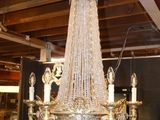 un lustre suspendu au plafond d'une pièce