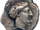 une pièce d'argent portant une tête de femme