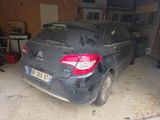 une voiture sale garée dans un garage