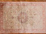 un vieux tapis posé sur un parquet dans une pièce