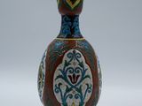 un vase posé sur une surface blanche