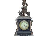 une horloge surmontée d'une statue de femme