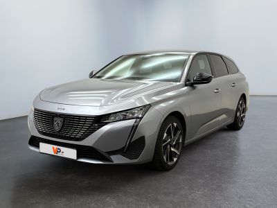 La nouvelle Toyota Mira hybride 2021 est exposée dans un showroom