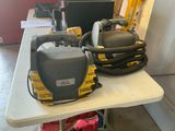 une photo d'une table sur laquelle se trouvent un aspirateur et un sac