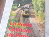 une photo d'un livre posé sur un lit, avec un train qui arrive sur les rails