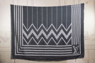 une couverture noire et blanche accrochée au mur d'une pièce
