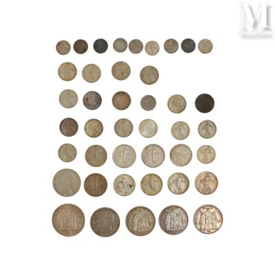 une image d'une collection de pièces de monnaie anciennes sur une surface blanche