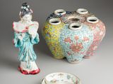 deux vases et un petit bol sont posés les uns à côté des autres