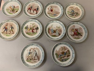 neuf assiettes sur une table, sur lesquelles figurent des photos de personnes