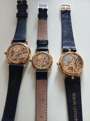 trois montres sont assises l'une à côté de l'autre sur une table