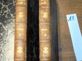 deux vieux livres posés l'un à côté de l'autre sur une table en bois