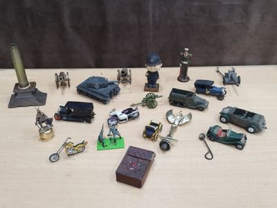un grand nombre de jouets posés sur une table