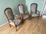 three chairs that are sitting in the corner of a room