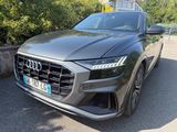 l'avant d'une Audi Q4 grise garée sur un parking