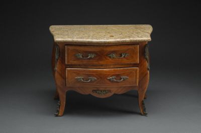 Commode de maitrise en placage de bois ouvrant à deux tiroir…