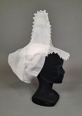 un gros plan sur la tête d'un mannequin coiffée d'un chapeau blanc