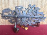 une pipe et un porte-pipe posés sur une table