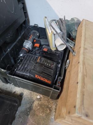 une boîte à outils avec des outils à l'intérieur sur le sol