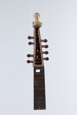 un gros plan d'un instrument de musique suspendu à une corde