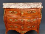 une commode ancienne avec dessus en marbre