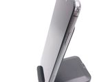 a cell phone that is sitting on top of a stand