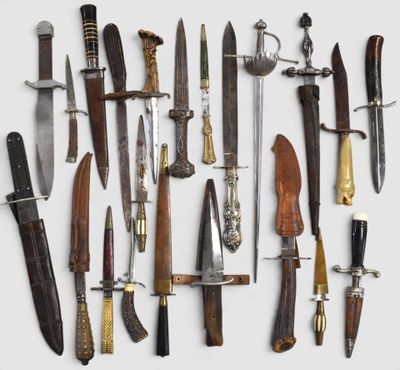 de nombreux types de couteaux exposés sur le mur