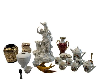 de nombreux types de vases différents, ainsi que des vases posés sur la table
