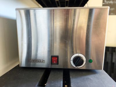 un grille-pain posé sur une table