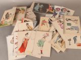 un lot de cartes posées sur une table