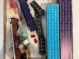 une boîte contenant un circuit de train miniature, posée sur une table