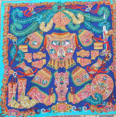 une photo d'une écharpe bleue et orange ornée d'un motif