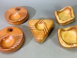 plusieurs pièces de poterie posées sur une table les unes à côté des autres