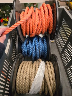 un panier rempli de cordes de différentes couleurs dans un magasin