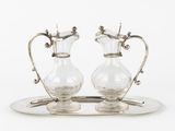 une paire de vases en verre plaqués argent posés sur un plateau