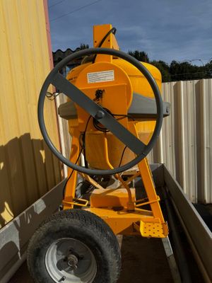 une machine jaune qui est posée contre le mur d'un immeuble