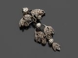 une paire de boucles d'oreilles en argent ornées de fleurs et de feuilles