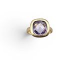 une bague en or sertie d'une pierre d'améthorate au centre
