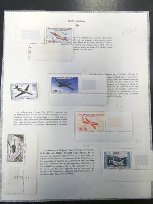 une feuille de papier sur laquelle est dessinée une image d'avion