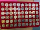 un plateau rouge contenant de nombreuses pièces d'argent