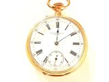 une montre de poche en or avec des chiffres romains