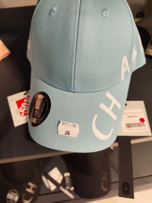 la casquette est bleue et blanche, avec un logo blanc dessus