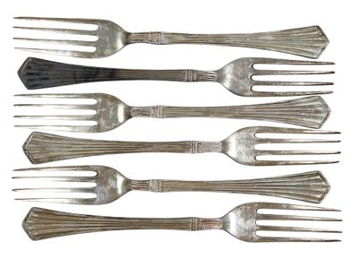 six fourchettes et un couteau sur fond blanc